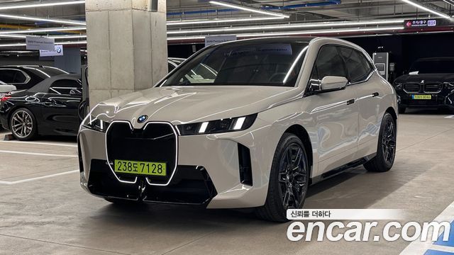 BMW iX xDrive60 M Sport Pro — пробег 15 400 км — фото 1 из 5