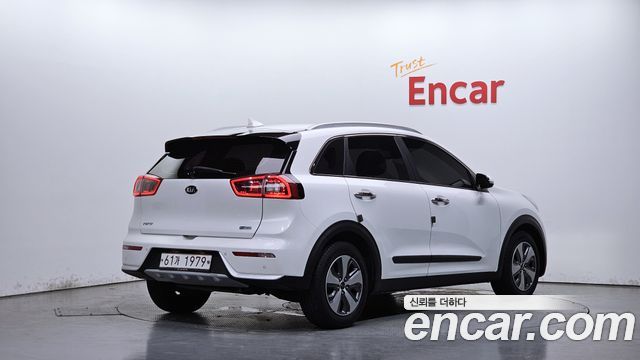 Kia Niro Prestige — пробег 157 392 км — фото 2 из 5