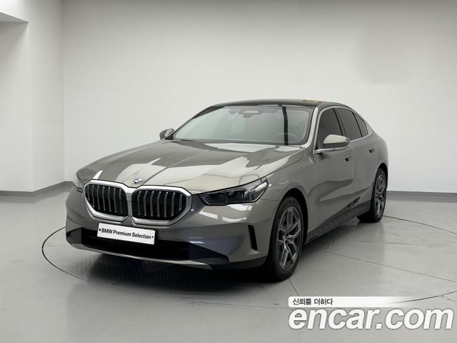 BMW 5-Series 520i — пробег 10 300 км — фото 1 из 5