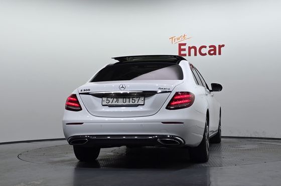 Mercedes-Benz E-Class E300 4MATIC Avnatgarde — пробег 81 049 км — фото 4 из 5