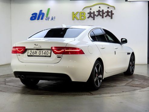 Jaguar XE 20d Portfolio — пробег 108 080 км — фото 4 из 5