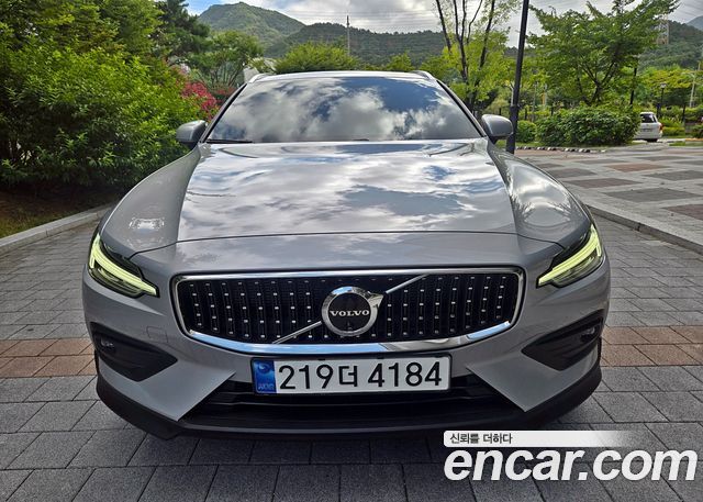 Volvo V60 B5 Ultimate AWD — пробег 34 790 км — фото 1 из 5