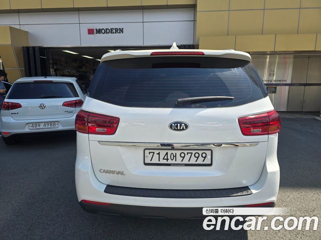 Kia Carnival 11-Seater Prestige — пробег 128 907 км — фото 3 из 5