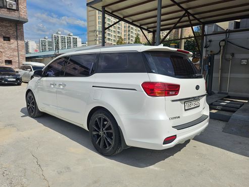 Kia Carnival 7-Seater Limousine VIP — пробег 136 000 км — фото 4 из 5