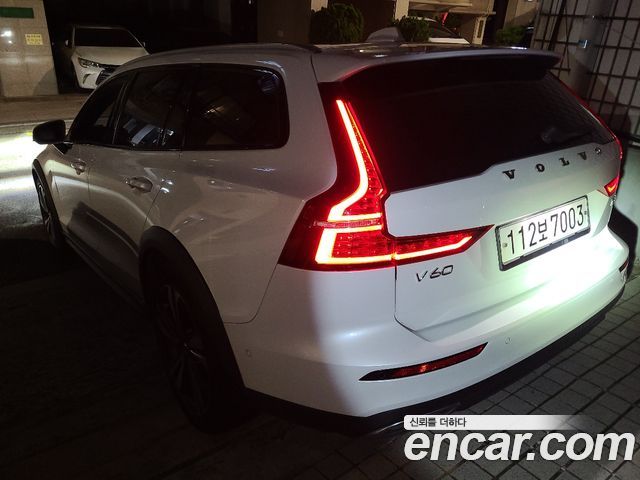 Volvo V60 T5 Pro AWD — пробег 87 635 км — фото 4 из 5