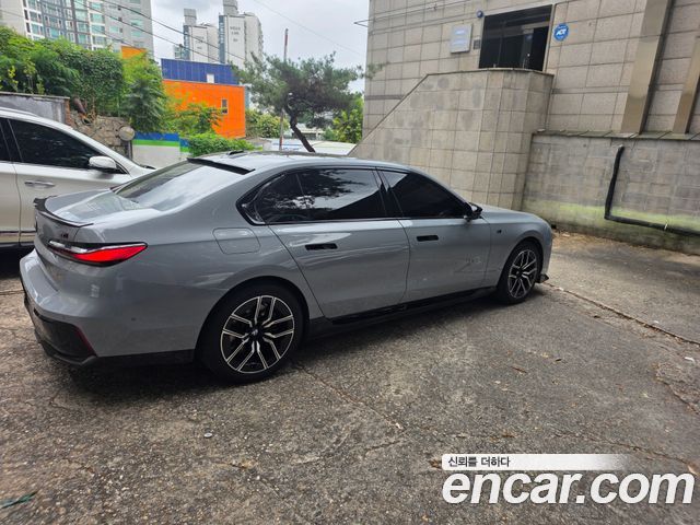 BMW i7 eDrive 50 M Sport — пробег 16 697 км — фото 4 из 5