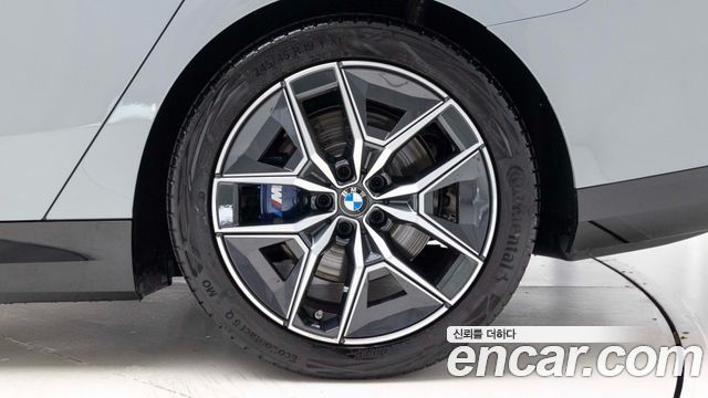 BMW i5 eDrive 40 M Sport — пробег 4 450 км — фото 5 из 5