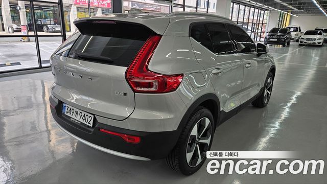 Volvo XC40 B4 Ultra Bright — пробег 8 701 км — фото 2 из 5