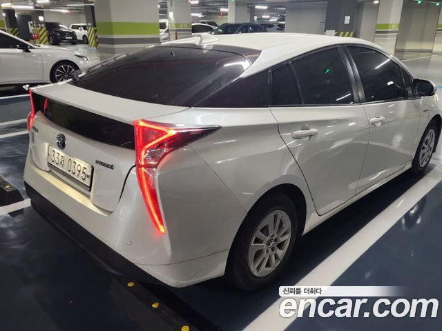 Toyota Prius 1.8 E — пробег 108 000 км — фото 2 из 5