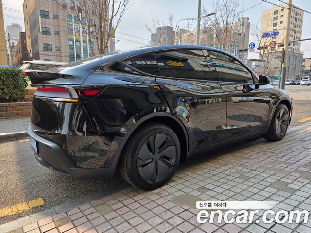 Tesla Model Y Premium RWD — пробег 1 824 км — фото 4 из 5