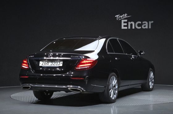 Mercedes-Benz E-Class E300 4MATIC Exclusive — пробег 98 325 км — фото 2 из 5