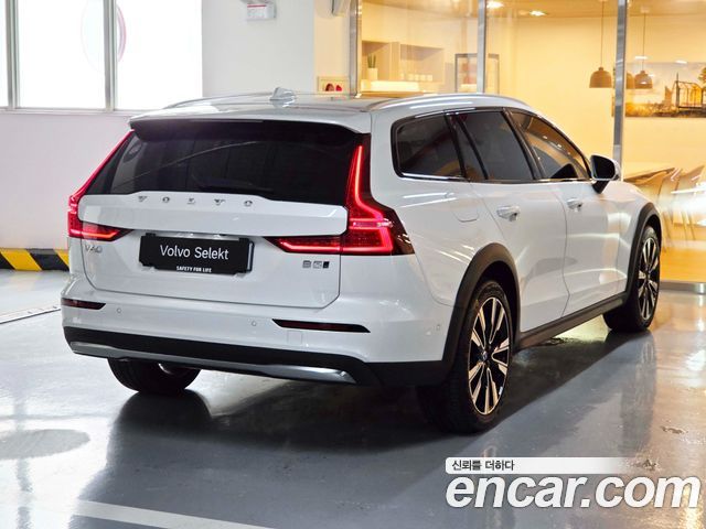 Volvo V60 B5 Ultra AWD — пробег 6 937 км — фото 2 из 5