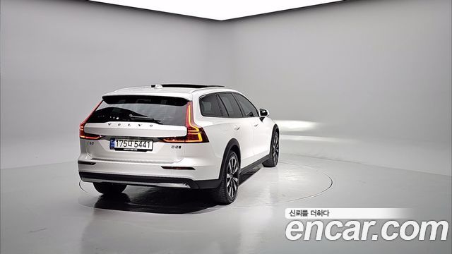 Volvo V60 B5 Ultimate AWD — пробег 33 681 км — фото 2 из 5