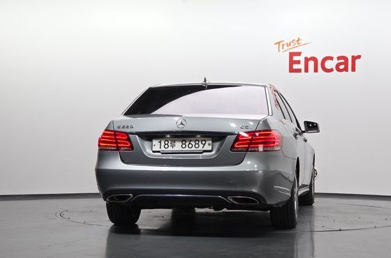 Mercedes-Benz E-Class E220 CDI Avantgarde — пробег 240 690 км — фото 4 из 5