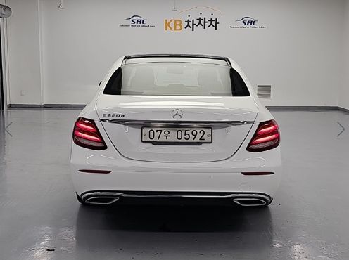 Mercedes-Benz E-Class E220d Avantgarde — пробег 139 760 км — фото 3 из 5