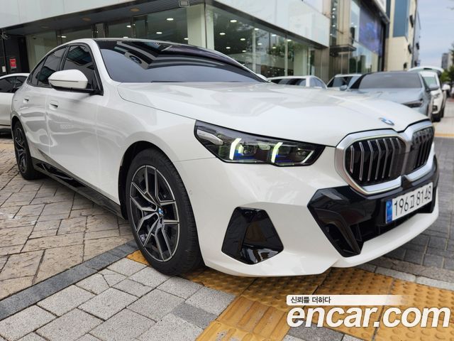 BMW 5-Series 520i M Sport — пробег 1 550 км — фото 1 из 5