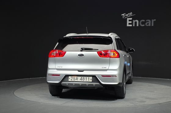 Kia Niro Prestige — пробег 137 964 км — фото 4 из 5