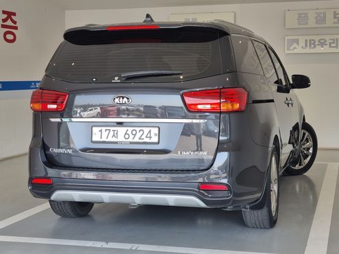 Kia Carnival 7-Seater Limousine VIP — пробег 74 952 км — фото 5 из 5