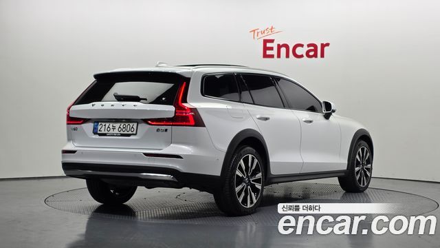 Volvo V60 B5 Ultimate AWD — пробег 17 986 км — фото 2 из 5