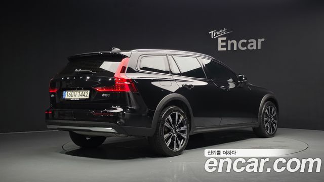 Volvo V60 B5 Ultimate AWD — пробег 45 814 км — фото 2 из 5