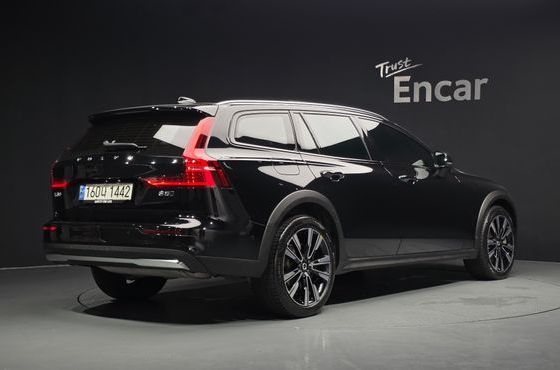 Volvo V60 B5 Ultimate AWD — пробег 45 814 км — фото 2 из 5