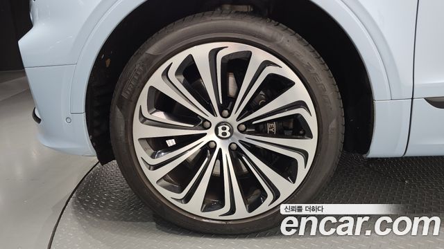Bentley Bentayga 4.0 V8 Azure — пробег 18 012 км — фото 5 из 5