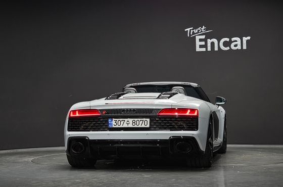 Audi R8 5.2 V10 Spyder — пробег 31 640 км — фото 4 из 5