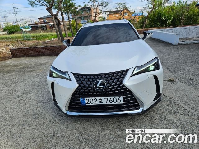Lexus UX 2.0 2WD — пробег 16 000 км — фото 1 из 5