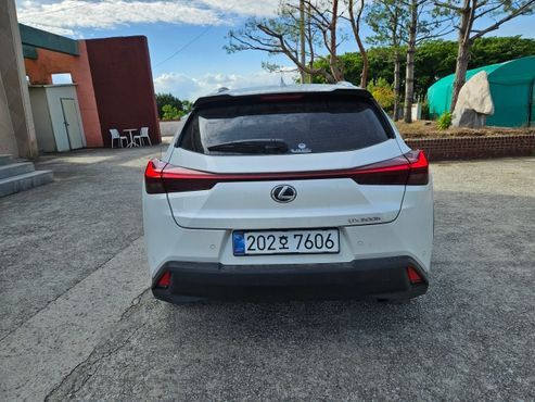 Lexus UX 2.0 2WD — пробег 16 000 км — фото 4 из 5