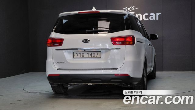 Kia Carnival 11-Seater Deluxe — пробег 107 998 км — фото 4 из 5