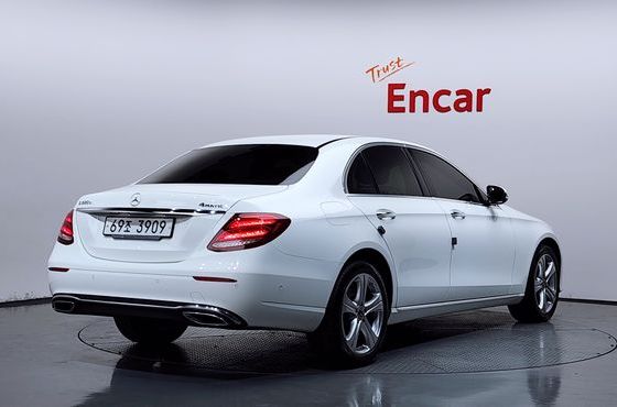 Mercedes-Benz E-Class E220d 4MATIC Avantgarde — пробег 60 674 км — фото 2 из 5