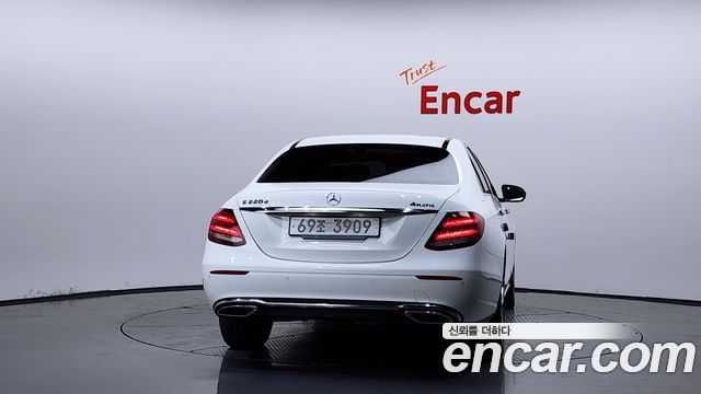 Mercedes-Benz E-Class E220d 4MATIC Avantgarde — пробег 60 674 км — фото 4 из 5