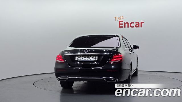 Mercedes-Benz E-Class E220d Avantgarde — пробег 94 671 км — фото 4 из 5