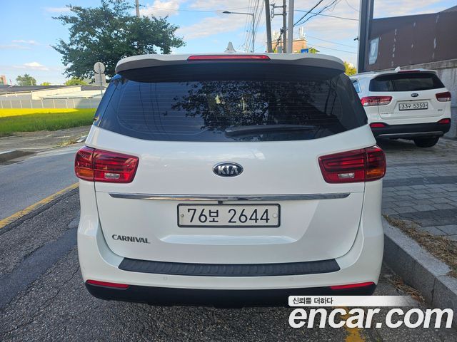 Kia Carnival 11-Seater Deluxe — пробег 133 804 км — фото 4 из 5