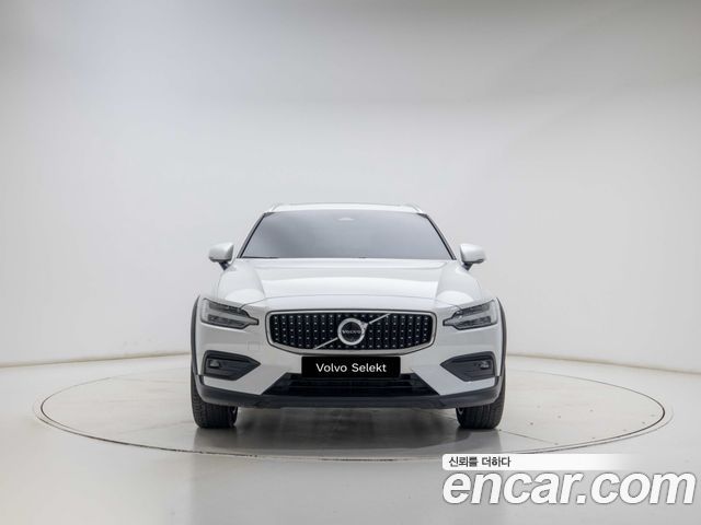 Volvo V60 B5 Ultra AWD — пробег 6 896 км — фото 2 из 5