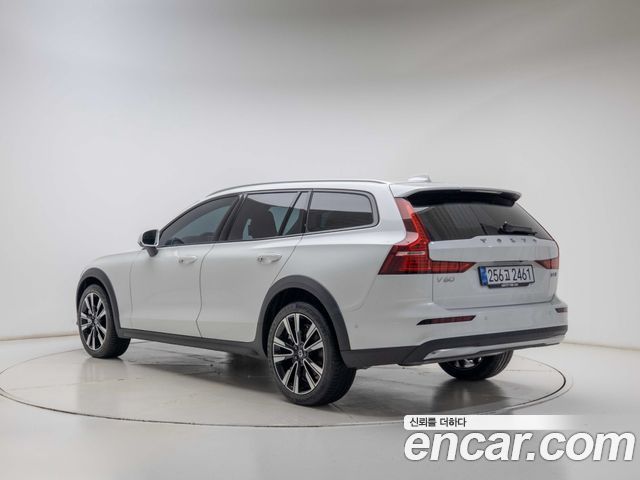 Volvo V60 B5 Ultra AWD — пробег 131 км — фото 4 из 5