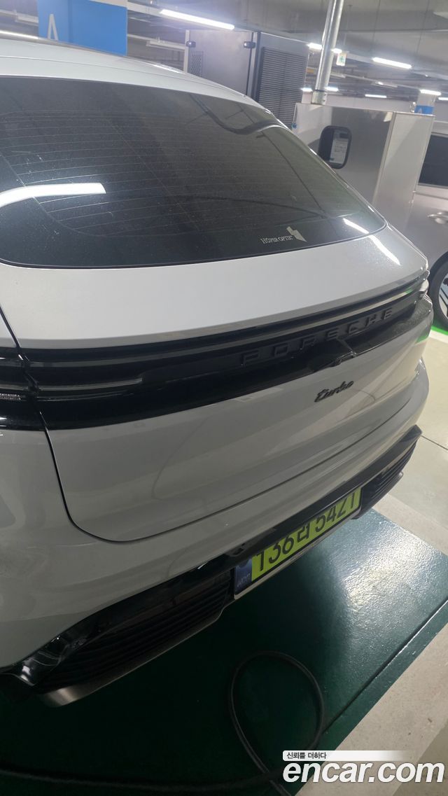 Porsche Macan Turbo — пробег 17 000 км — фото 4 из 5