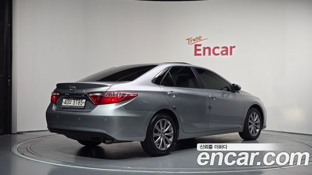 Toyota Camry 2.5 XLE — пробег 75 290 км — фото 2 из 5
