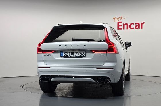 Volvo XC60 T8 R-Design — пробег 55 297 км — фото 4 из 5