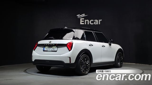 Mini Cooper 5 Door Favoured — пробег 6 054 км — фото 2 из 5