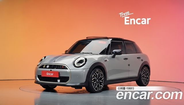 Mini Cooper 5 Door Favoured — пробег 19 061 км — фото 1 из 5