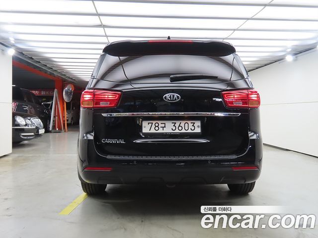 Kia Carnival 11-Seater Deluxe — пробег 129 501 км — фото 3 из 5