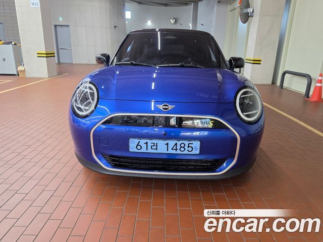 Mini Cooper SE Favoured — пробег 4 030 км — фото 1 из 5