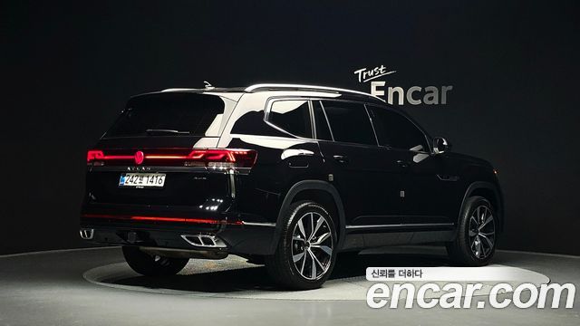 Volkswagen Atlas 2.0 TSI R-LINE 6-Seater — пробег 8 737 км — фото 2 из 5