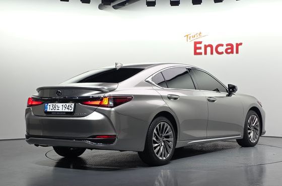 Lexus ES Executive — пробег 7 420 км — фото 2 из 5