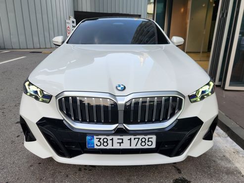 BMW 5-Series 520i M Sport — пробег 1 020 км — фото 1 из 5