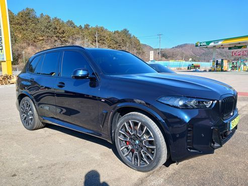 BMW X5 xDrive 50e M Sport — пробег 564 км — фото 3 из 5