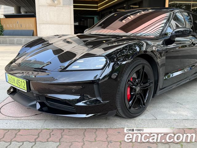 Porsche Taycan GTS — пробег 4 700 км — фото 1 из 5