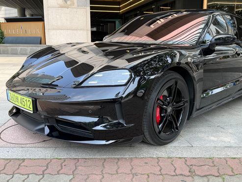 Porsche Taycan GTS — пробег 4 700 км — фото 1 из 5