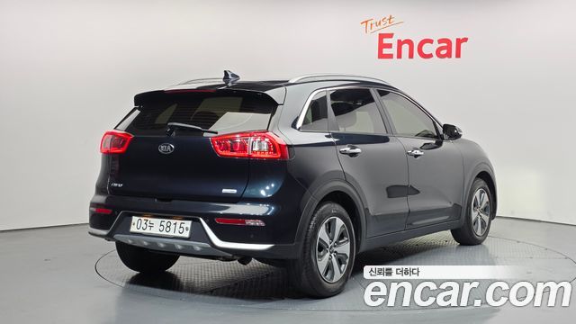 Kia Niro Prestige — пробег 110 547 км — фото 2 из 5